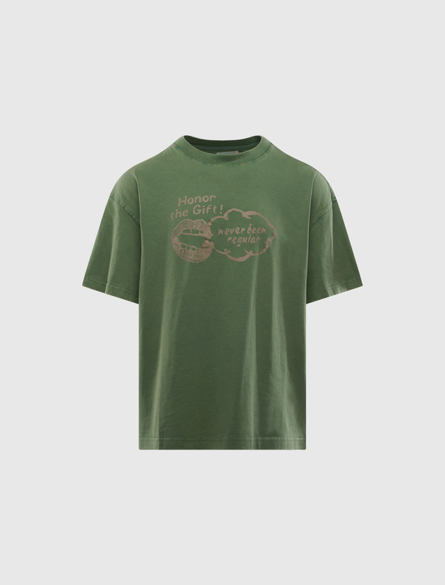 通常のTシャツはこれまでにありません。