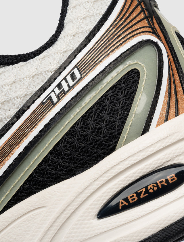 THE WHITAKER GROUP と NEW BALANCE 740 WILLFUL BIAS FOR DISCOVERY