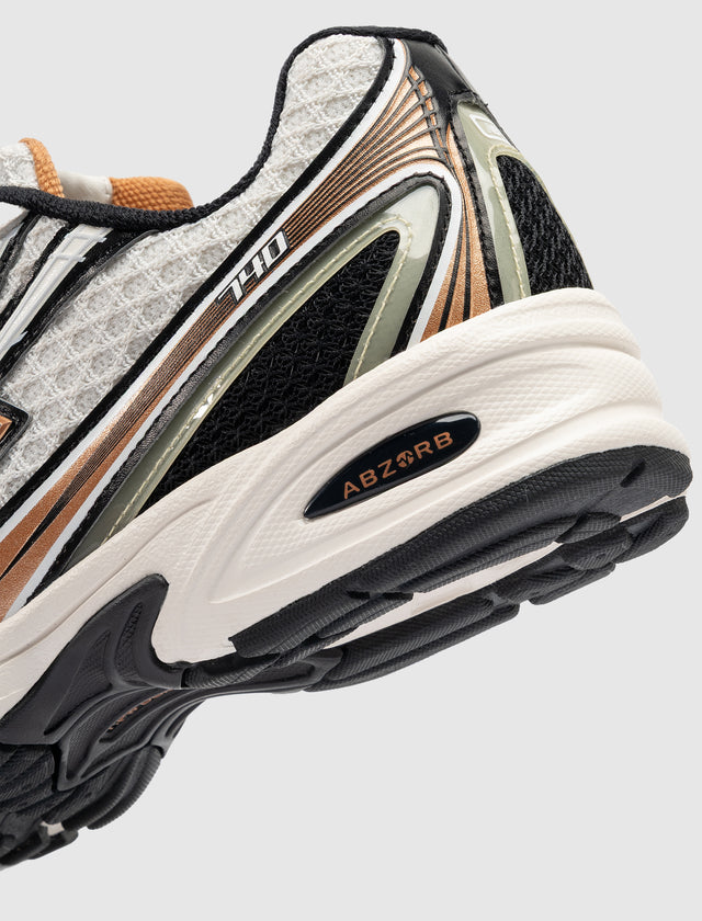 THE WHITAKER GROUP と NEW BALANCE 740 WILLFUL BIAS FOR DISCOVERY