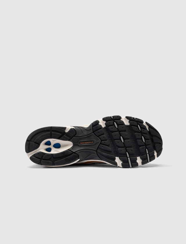 THE WHITAKER GROUP と NEW BALANCE 740 WILLFUL BIAS FOR DISCOVERY