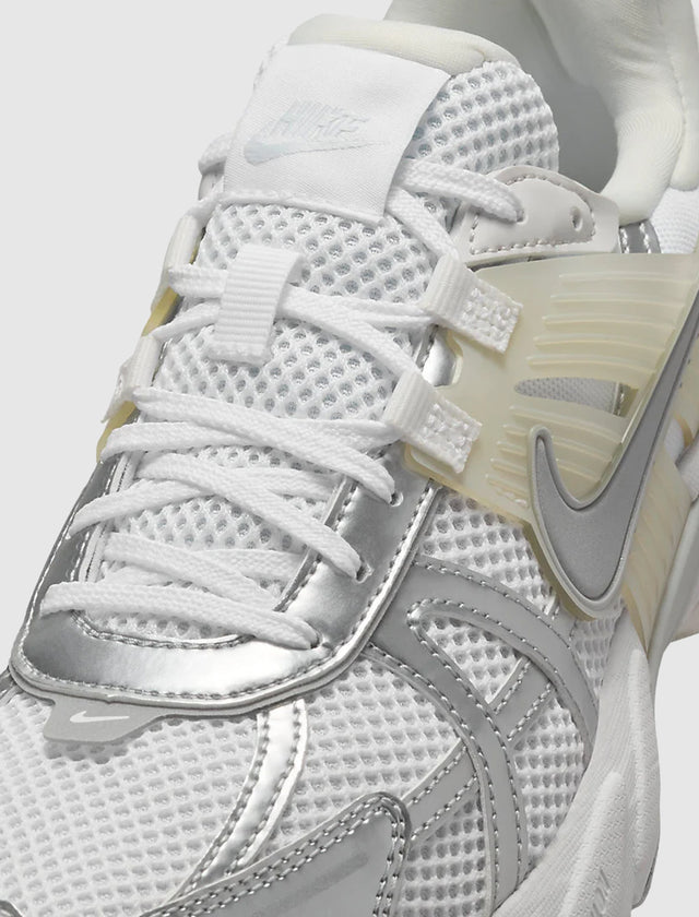 WOMEN'S V2K RUN "WHITE/METALLIC SILVER"